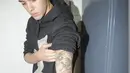 Justin Bieber memiliki hobi mengoleksi tato. Tidak hanya pada lengan, pelantun 'Baby' ini membiarkan seluruh bagian tubuhnya dilukis. (Bintang/EPA)