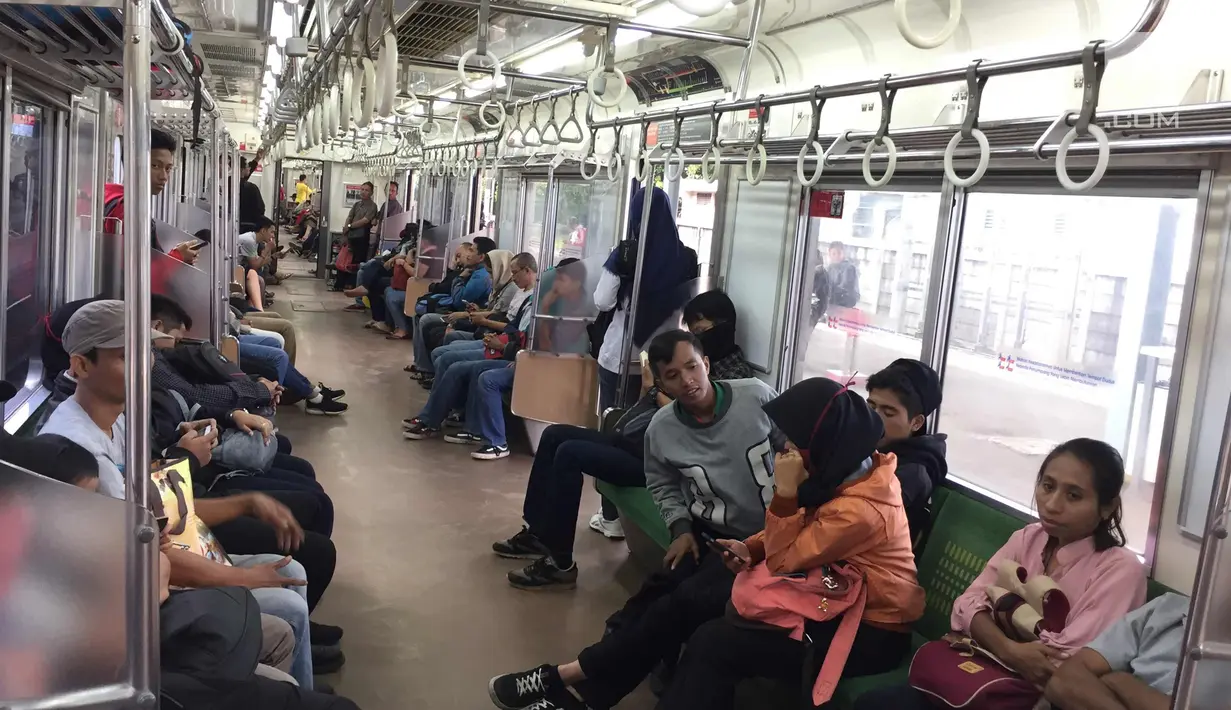 Penumpang memadati gerbong KRL Commuter Line di Jakarta, Sabtu (27/1). PT Kereta Commuter Indonesia juga mematok pendapatan sekitar Rp 2,7 triliun. (Liputan6.com/Immanuel Antonius)