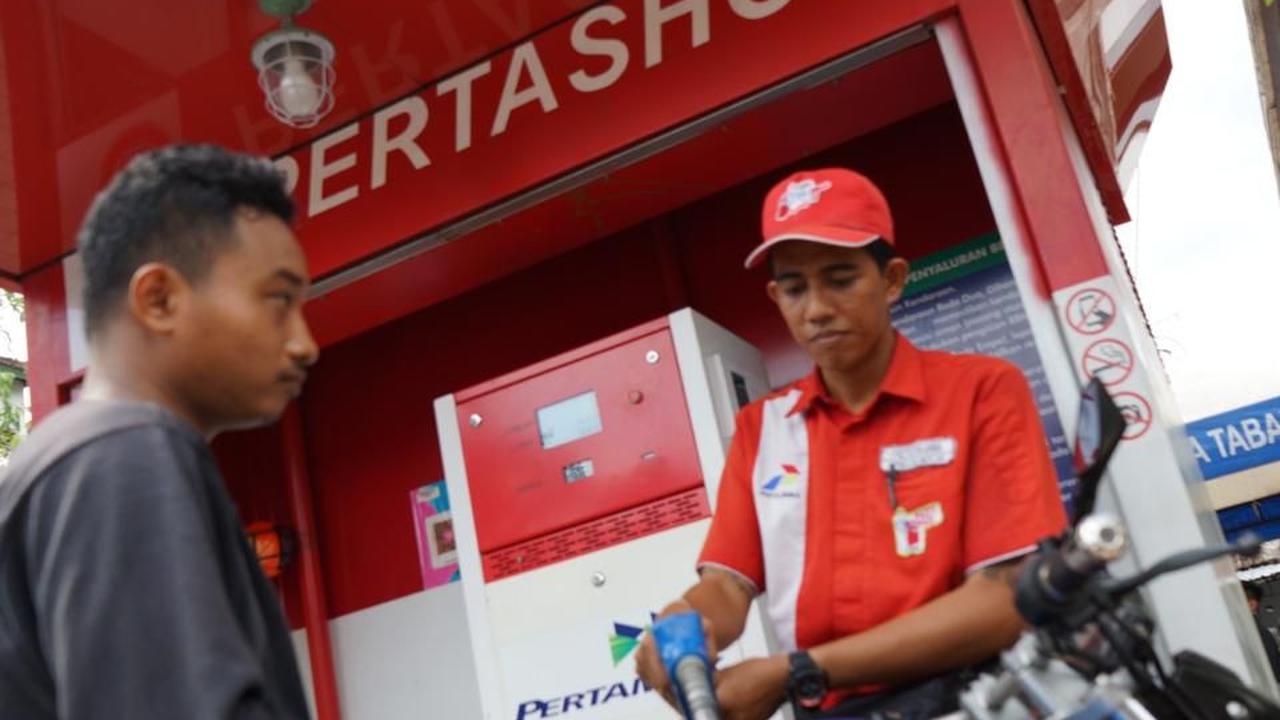 Meski masyarakat masih bisa mendapatkan BBM di kota, namun jarak yang harus ditempuh tetntu jauh.