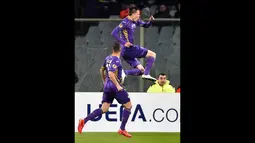 Gelandang Fiorentina, Josip Ilicic merayakan selebrasi usai mencetak gol ke gawang AS Roma di leg pertama  16 besar Liga Europa di Stadion Artemio Franchi, Italia, Jumat (13/3/2015). Fiorentina bermain imbang 1-1 dengan AS Roma. (AFP PHOTO/Gabriel Bouys)