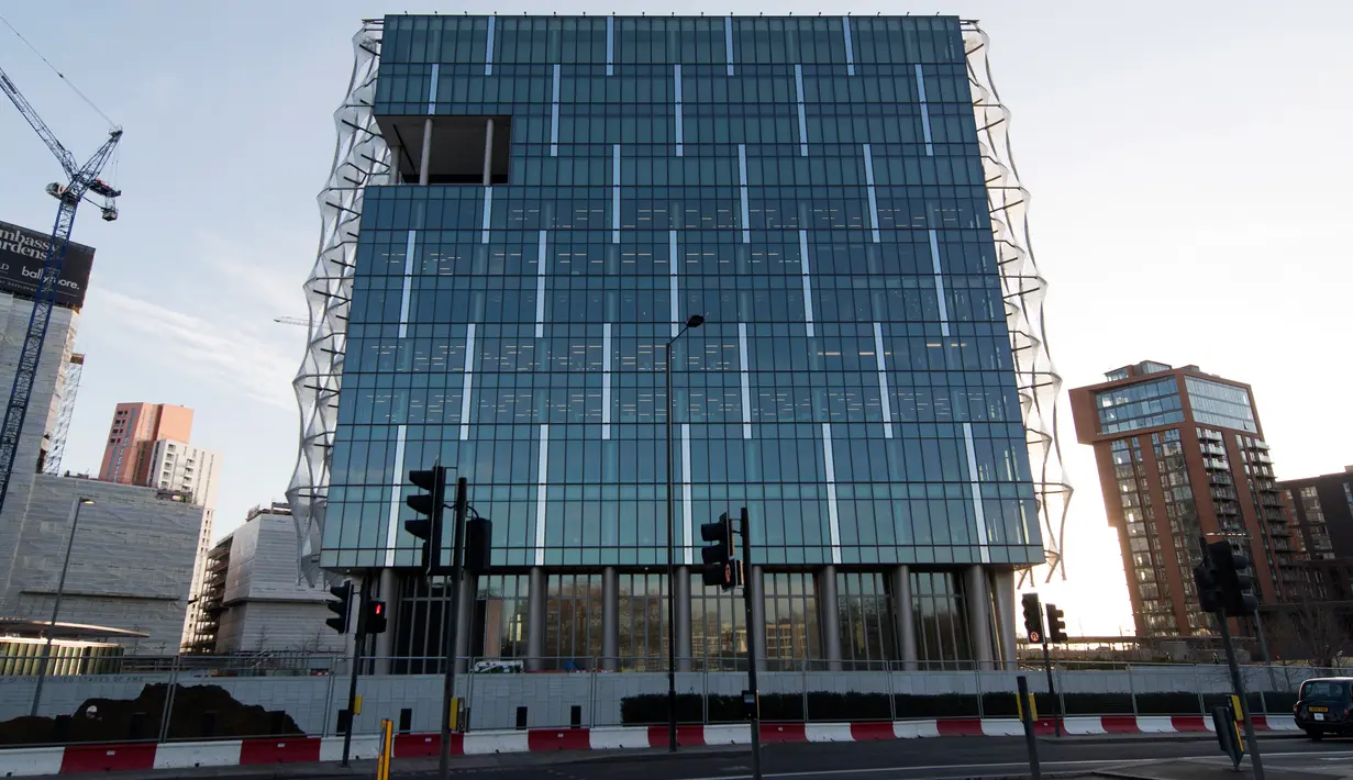 Gedung baru kedutaan Amerika Serikat (AS) yang berlokasi di Embassy Gardens, London, Inggris, Senin (18/12). Selain desain yang menawan, kedutaan besar ini juga dilengkapi dengan fasilitas lain seperti taman, kafe hingga bar. (Justin TALLIS/AFP)