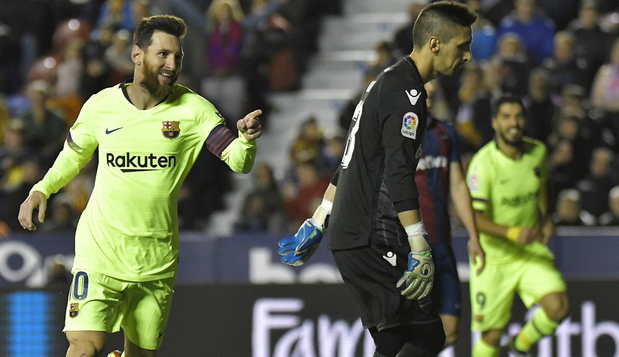 Gelandang Barcelona, Lonel Messi, merayakan gol yang dicetaknya ke gawang Levante  pada laga La Liga di Stadion Ciutat de Valencia, Valencia, Minggu (16/12). Levante kalah 0-5 dari Barcelona. (AFP/Jose Jordan)