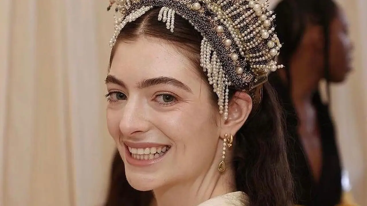Hiasan Kepala Lorde di Met Gala 2021 Viral, Disebut Mirip Siger Sunda