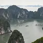 Kapal-kapal wisata berlayar di perairan Ha Long Bay, Provinsi Quang Ninh, Vietnam, Jumat (10/5/2019). Destinasi wisata yang terletak di Teluk Tonkin ini menjadi ikon yang cukup populer di Vietnam. (Manan VATSYAYANA/AFP)