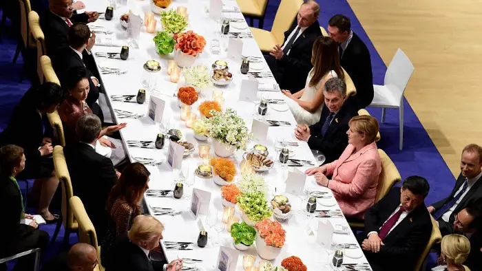 Dalam acara makan malam KTT G20 2017 di Hamburg, Jerman, para pemimpin dan pasangannya dipisahkan tempat duduknya. (AFP)
