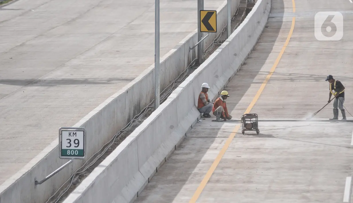 Aktivitas pekerja menyelesaikan tahap finishing proyek Tol Cinere-Jagorawi (Cijago) seksi 3 ruas Kukusan-Cinere di kawasan Tanah Baru, Depok, Minggu (20/11/2022). Ditjen Binamarga Kementerian PUPR mengungkapkan progres pembangunan Tol Cijago seksi 3 yang menghubungkan Cinere-Jagorawi hampir rampung dan rencananya akan diuji coba pada libur Natal dan Tahun Baru. (merdeka.com/Iqbal S Nugroho)