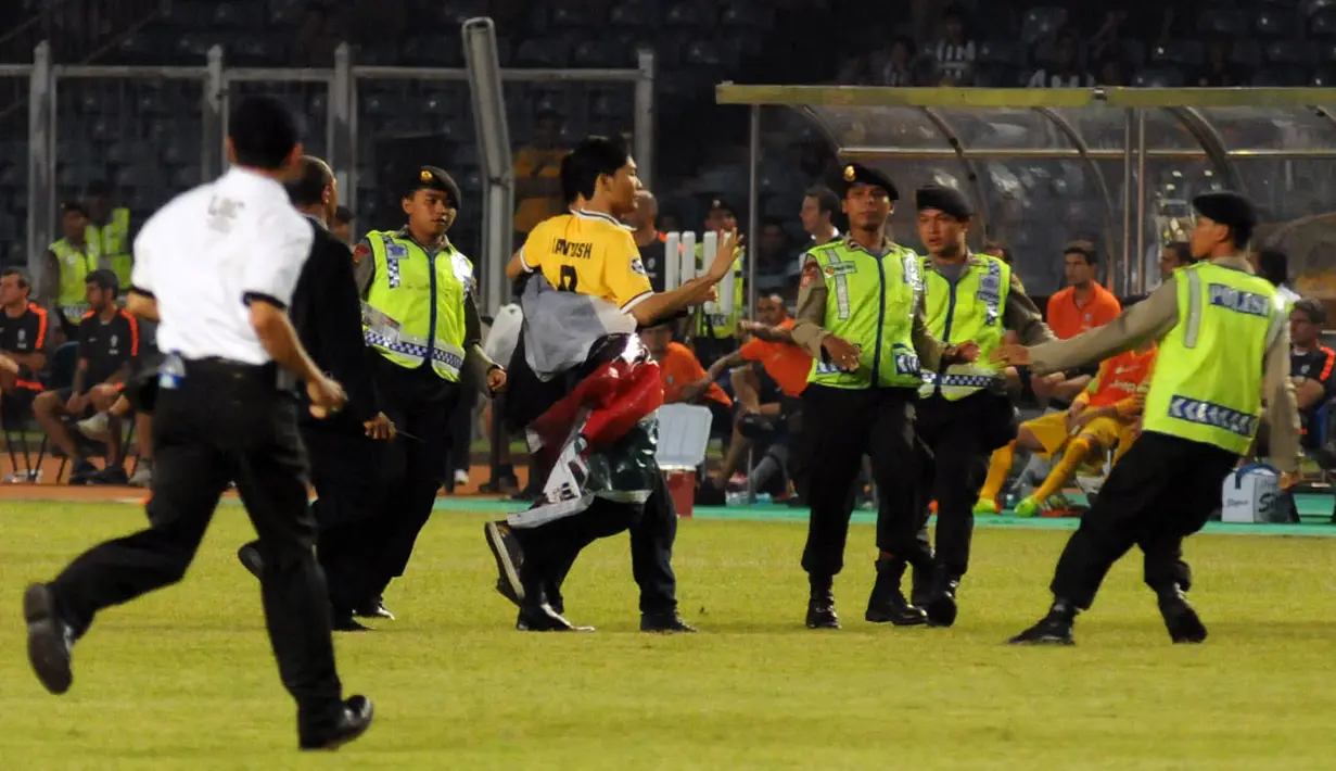 Petugas keamanan langsung memasuki mengamankan suporter yang nekat memasuki lapangan Stadion GBK, Jakarta, (6/8/2014). (Liputan6.com/Helmi Fithriansyah)