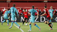 Pemain Mallorca, Takefusa Kubo, menggiring bola saat melawan Barcelona pada laga La Liga di Estadio de Son Moix, Minggu (14/6/2020). Barcelona menang dengan skor 4-0. (AP/Francisco Ubilla)