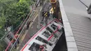 Proses evakuasi gerbong Kereta Rel Listrik (KRL) Commuter Line pasca-tabrakan Kereta Api Jarak Jauh (KAJJ) Argo Bromo Anggrek relasi Gambir-Surabaya Pasar Turi di Stasiun Bekasi Timur, Bekasi, Jawa Barat, Selasa (28/4/2026). (merdeka.com/Arie Basuki)