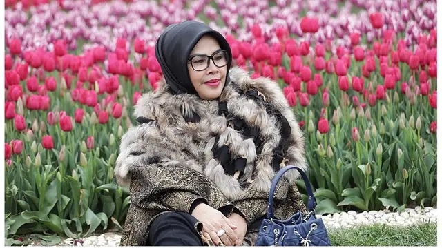 Enggak Kalah Cetar, Ini 6 Gaya Glamor Ibunda Syahrini