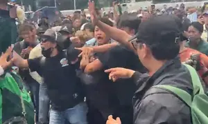 Pria Berhelm Diamuk Pendemo, Diduga Provokator Bawa Sajam. (Liputan6.com/Ady Anugrahadi)