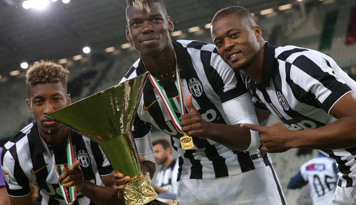 Paul Pogba, Patrice Evra, dan Kingsley Coman bersama-sama larut dalam kebahagiaan usai merengkuh scudetto 9AFP PHOTO / MARCO BERTORELLO)