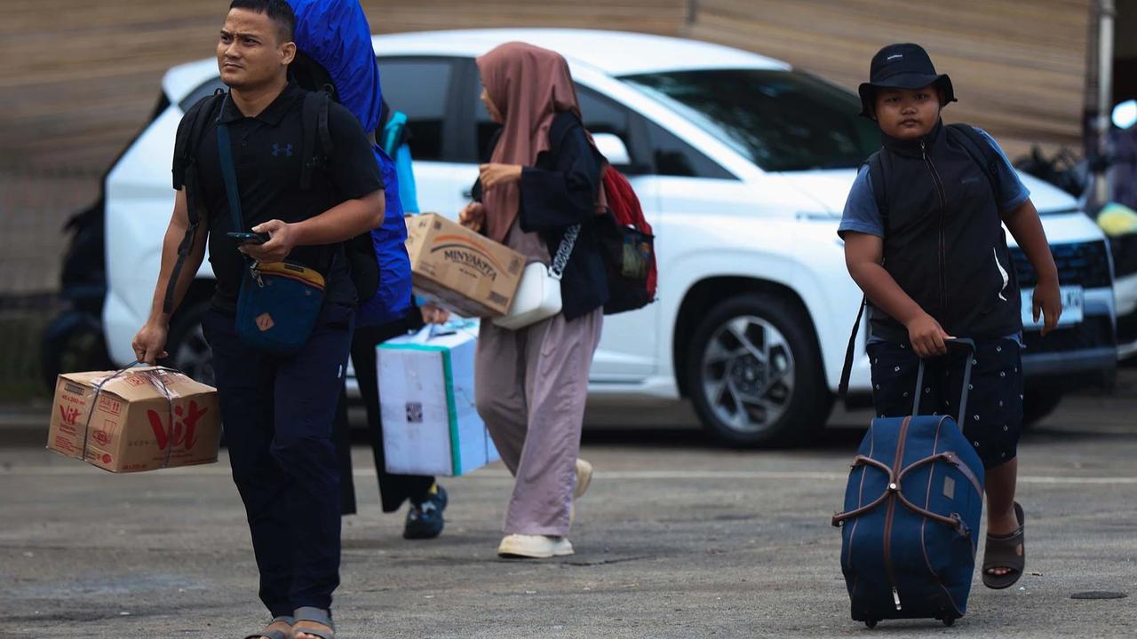 FOTO: Lonjakan Arus Balik Pemudik  di Terminal Kampung Rambutan