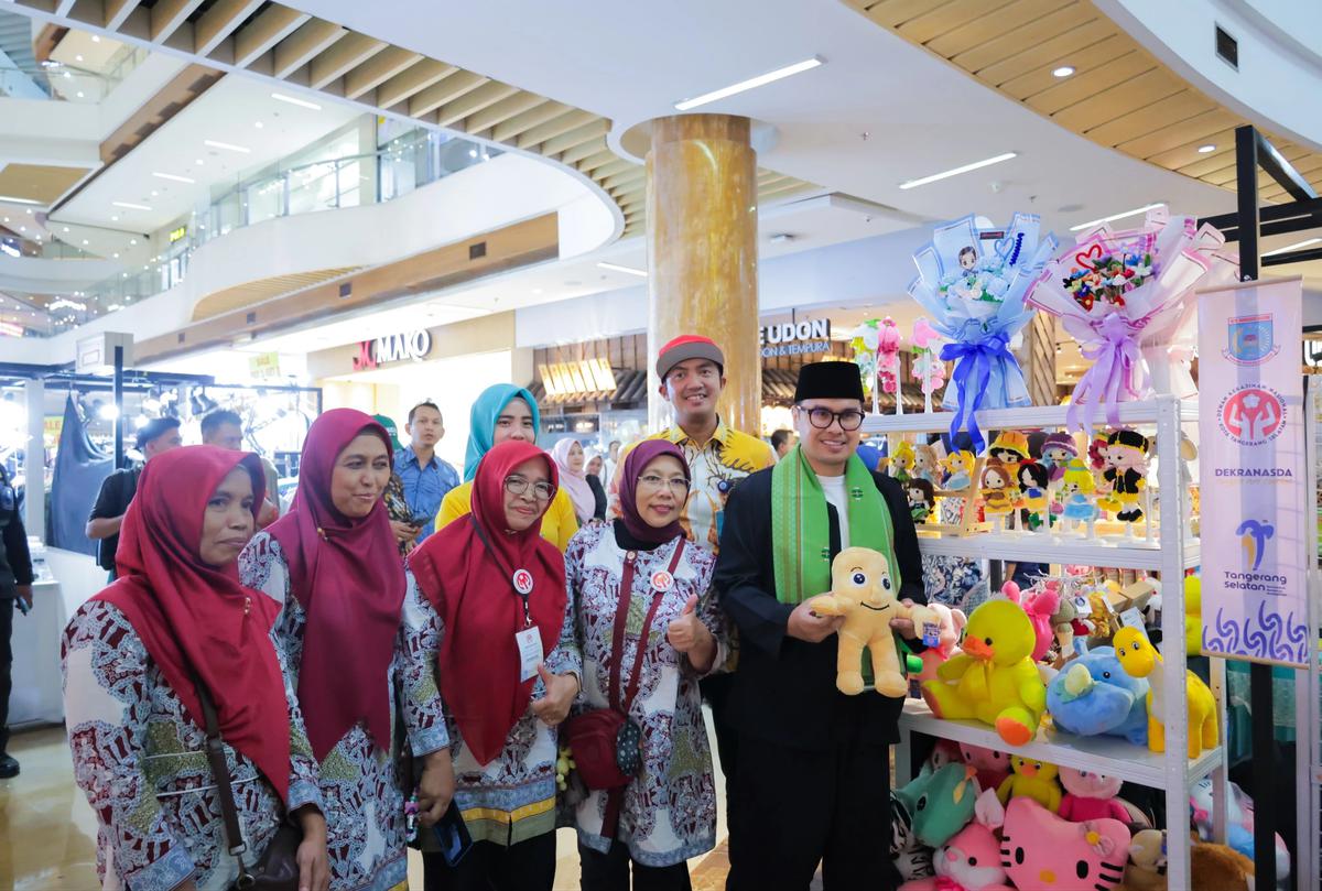 Wakil Wali Kota Tangerang Selatan Pilar Saga Ichsan saat mengunjungi Tangsel Art Festival 2025 di Bintaro Jaya Xchange Mall