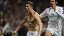 Striker Real Madrid Cristiano Ronaldo bersama rekannya Jesus Vallejo merayakan golnya saat melawan Juventus dalam pertandingan Liga Champions di stadion Santiago Bernabeu, Madrid (11/4). (AFP Photo/Oscar Del Pozo)
