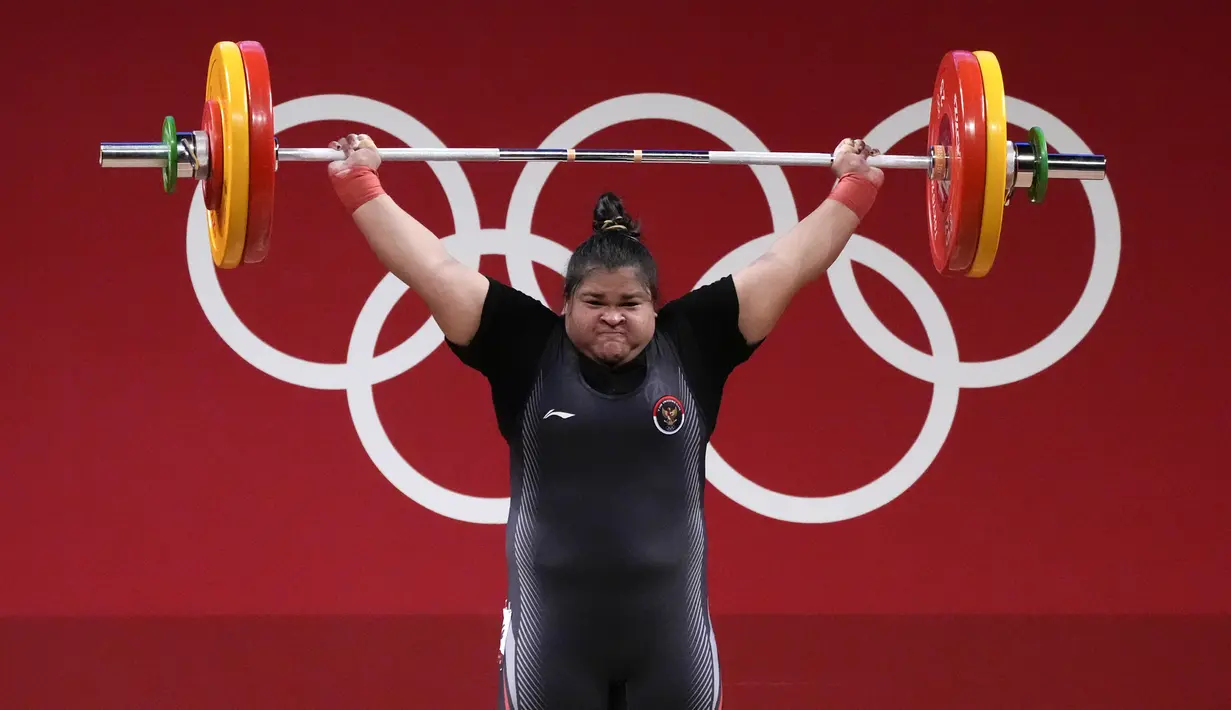 Lifter Indonesia Nurul Akmal berlaga pada cabang angkat besi +87 kg putri Olimpiade Tokyo 2020 di Tokyo, Jepang, Senin (2/8/2021). Nurul Akmal gagal mempersembahkan medali untuk Indonesia. (AP Photo/Luca Bruno)