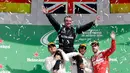 Lewis Hamilton dan Nico Rosberg mengangkat direktur teknis mereka, Paddy Lowe di atas podium setelah kedua pembalap Mercedes itu menempati posisi satu dan runner up di F1 Grand Prix Meksiko, Meksiko (30/10). (Reuters/Henry Romero)