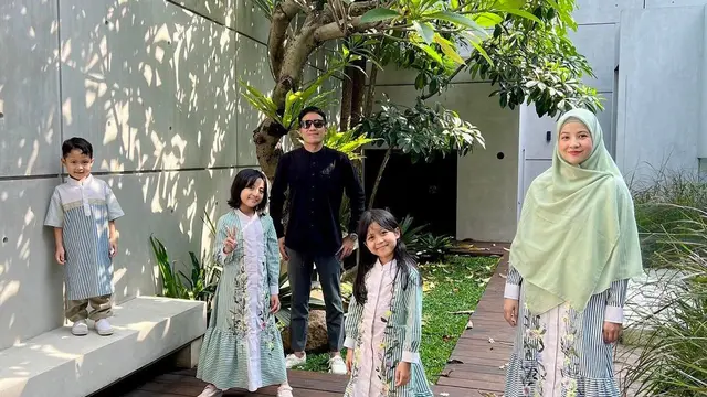 Desta, Natasha Rizky, dan Tiga Buah Hatinya (Instagram/desta80s)