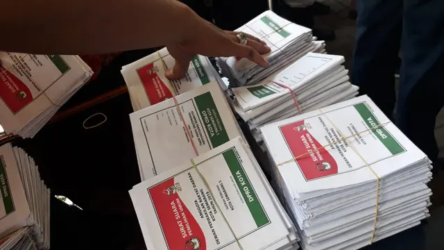 Surat suara di sejumlah TPS Kelurahan Kembangarum, Semarang Barat, tertukar dengan Dapil lain. (Foto: Liputan6.com/Felek Wahyu)