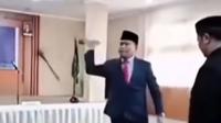 Viral video lempar mikrofon beserta tiangnya yang dilakukan oleh Kepala Kanwil Kemenag NTB Zamroni Aziz saat melantik pejabat di Dompu, NTB. (Istimewa)