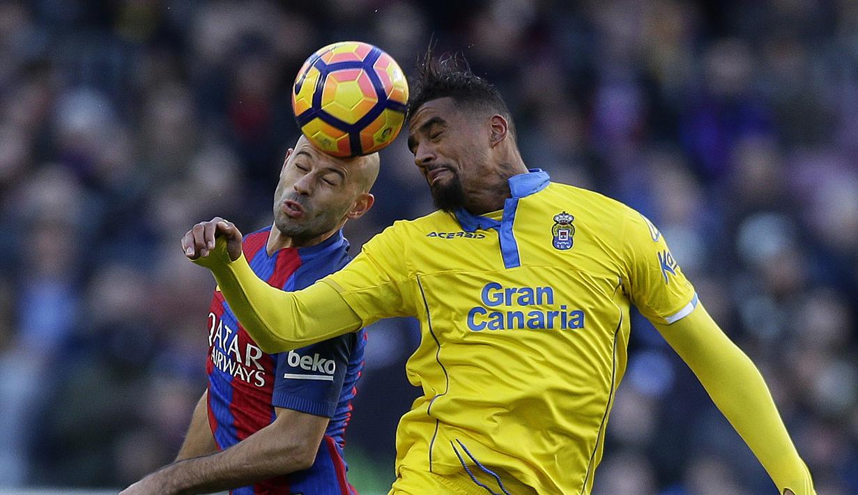 Duel pemain FC Barcelona, Javier Mascherano (kiri) dan pemain Las Palmas,  Kevin- Prince Boateng pada laga La Liga di Camp Nou, Barcelona (14/1/2017). Barcelona menang 5-0. (AP/Manu Fernandez)