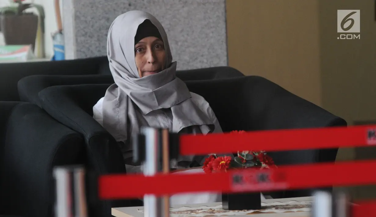 Ike Rahmawati duduk di lobi usai menjalani pemeriksaan di gedung KPK, Jakarta, Rabu (8/8). Ike diperiksa sebagai saksi terkait dengan pemberian fasilitas, pemberian perizinan, ataupun pemberian lainnya di LP Kelas I Sukamiskin. (Merdeka.com/Dwi Narwoko)