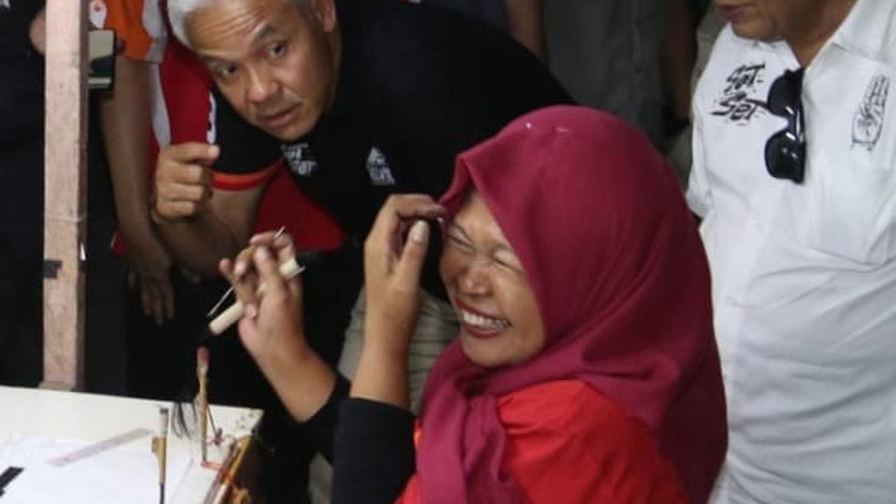 Ganjar mengajak ngobrol ibu hamil tersebut dan meminta agar sang ibu memperhatikan gizi anak yang dikandungnya. <br>
