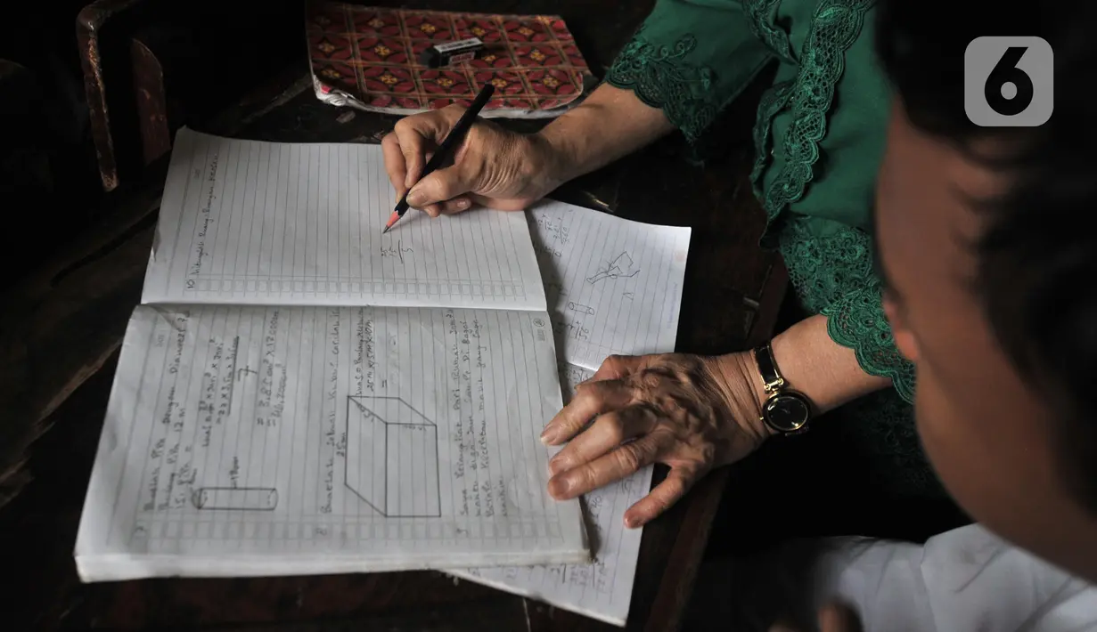 Proses belajar mengajar di Sekolah Darurat Kartini, Lodan, Jakarta Utara, Senin (25/11/2019). Sekolah dengan bangunan semi permanen dan berada di kolong tol ini memberikan pendidikan gratis mulai dari Paud, TK, SD, SMP, dan SMA. (merdeka.com/Iqbal Nugroho)