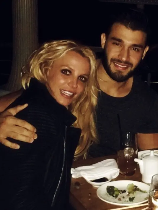 Britney Spears sendiri tahu dengan pasti bahwa ia ingin menghabiskan hidupnya bersama dengan Sam. (instagram/samasghari)