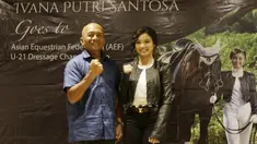 Atlet berkuda Indonesia, Ivana Putri Santosa, bersama pelatihnya, James Momongan saat konpers di FX Sudirman, Jumat (8/11). Ivana mendapat kesempatan untuk tampil pada Asian Equestrian Federation (AEF) di Qatar pada 2020. (Bola.com/M Iqbal Ichsan)