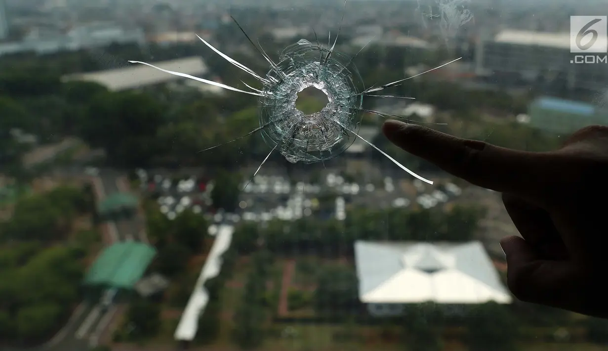 Kaca yang terkena peluru nyasar di lantai 16 nusantara I, Kompleks Parlemen MPR/DPR-DPD, Jakarta, Selasa (16/10). Peluru nyasar menembus ruang anggota Komisi III DPR dari Fraksi Partai Golkar Bambang Hari Purnomo di lantai 13. (Lipiutan6.com/Johan Tallo)