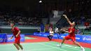 Pasangan Indonesia, Apriyani Rahayu / Siti Fadia Silva Ramadhanti kalah dari Jongkolphan Kititharakul / Rawinda Prajongjai. Mereka kalah straight game 16-21 dan 12-21 dari pasangan nomor delapan dunia tersebut. (AP/Achmad Ibrahim)