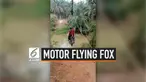 Sebuah motor dimodifikasi seperti flying fox. Hal ini dilakukan dua orang wanita untuk menyeberangi sungai. Meski berbahaya, keduanya berhasil melintasi sungai tersebut.