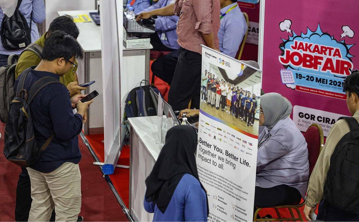 FOTO: Ribuan Pencari Kerja Padati Bursa Kerja di GOR Ciracas