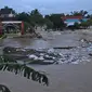 Suasana banjir akibat tanggul jebol di Desa Sumberurip Pebayuran, Kabupaten Bekasi, Jawa Barat, Senin (22/2/2021). Banjir akibat luapan sungai Citarum mengakibatkan 5 Desa terisolir selama tiga hari akibat tanggul sungai Citarum jebol. (Liputan6.com/Herman Zakharia)