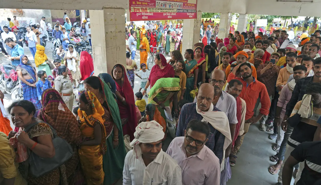Orang-orang mengantri untuk mendaftar di luar rumah sakit distrik di Ballia, negara bagian Uttar Pradesh, India, Senin, 19 Juni 2023. (AP Photo/Rajesh Kumar Singh)