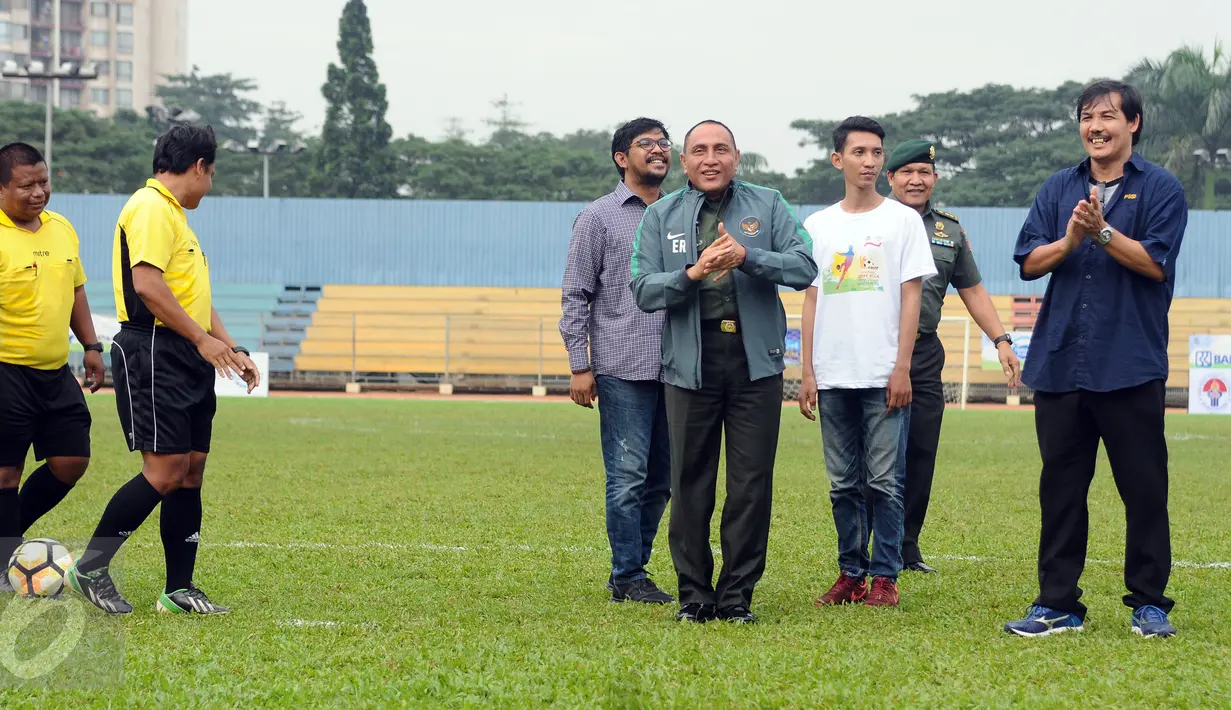 Ketua Umum PSSI, Edy Rahmayadi (tengah) usai membuka invitasi sepakbola antar forum wartawan di Jakarta, Rabu (10/5). Invitasi diikuti delapan forum pewarta. (Liputan6.com/Helmi Fithriansyah)