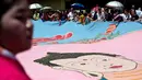 Sebuah spanduk bergambar Buddha dibentangkan dan diarak oleh warga yang ikut perayaan Waisak, Myanmar, Selasa (13/05/2014) (AFP Photo/Manan Vatsyayana)