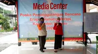 Staf Khusus Presiden Republik Indonesia, Angkie Yudistia mengunjungi Posko Penanggulangan Bencana Gunung Merapi di Sleman, Yogyakarta, Selasa (11/11/2020). (Liputan6.com/ istimewa)