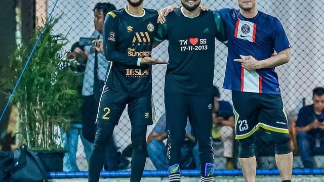 Teku Wisnu Selebrasi ke Shireen Sungkar saat Main Bola