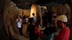 Wisatawan mengunjungi dolmen Menga di Antequera Dolmens  yang baru ini menjadi situs Warisan Dunia UNESCO, Antequera , Spanyol, (17/7). UNESCO meresmikan tiga Dolmen kuno di Spanyol menjadi warisan dunia. (REUTERS / Jon Nazca)