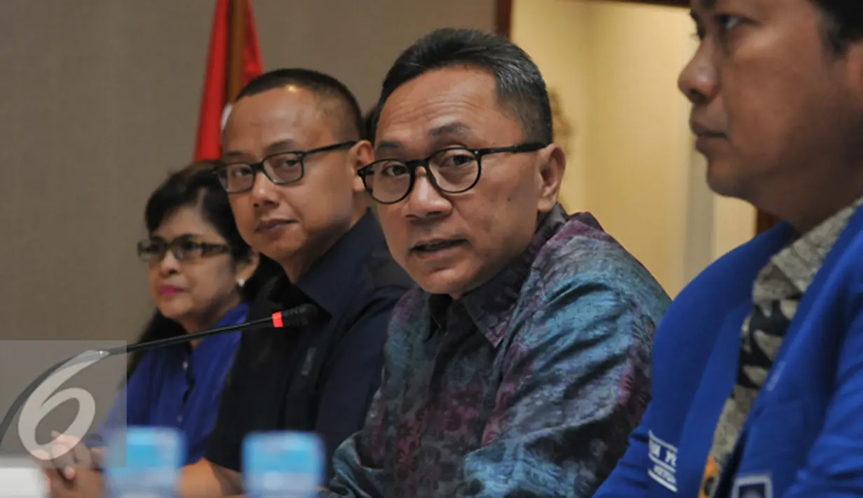 Ketua Umum Partai Amanat Nasional, Zulkifli Hasan saat Konferensi Pers terkait Kemenangan PAN dalam Pilkada Serentak, Jakarta, Kamis (10/12). Sebanyak 140 pasangan calon yang diusung Partai PAN berhasil unggul dalam quick count. (Liputan6.com/Johan Tallo)