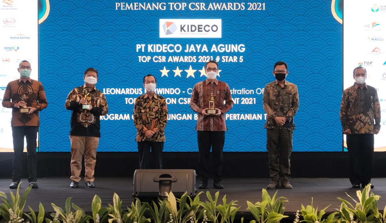 CSR Manager M. Kideco Luqman Hakim (kiri), External Relation Team Manager Suriyanto (kedua kiri) dan Chief Administration Officer Leonardus Herwindo (ketiga kanan) saat menerima 3 Penghargaan TOP CSR Award 2021 di Jakarta, Kamis (22/4/2021). (Liputan6.com/Pool/Kideco)