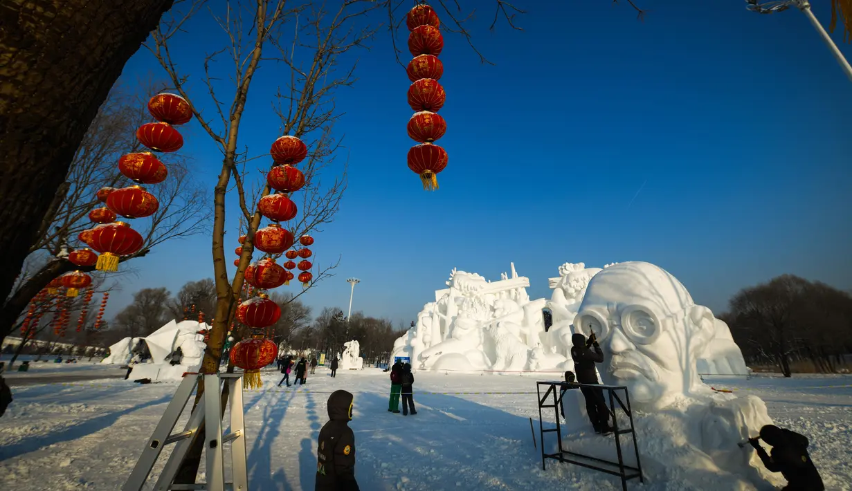Kontestan mengerjakan pahatan salju dalam kompetisi pahatan salju Harbin ke-25 di taman Pameran Seni Pahatan Salju Internasional Pulau Matahari di Harbin, Provinsi Heilongjiang, China, 12 Januari 2020. Kontestan dari 10 negara dan kawasan berpartisipasi dalam kompetisi tersebut. (Xinhua/Wang Song)
