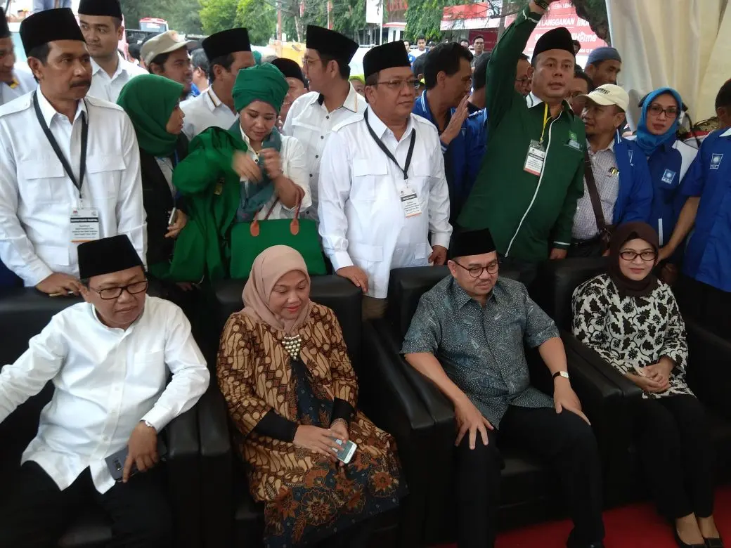 Sudirman Said dan Ida Fauziah memberikan keterangan pers di posko pemenangan Saidah. (foto:Liputan6.com/felek wahyu)