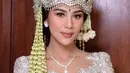 Penampilannya semakin sempurna dengan siger dan makeup bold pengantin. [Foto: Instagram/ayungberinda]