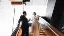 Suaminya sendiri tampil dengan gaya gentleman dengan setelan jas hitam, dikombinasikan dengan kemeja putih, dan setangkai mawar putih yang disematkan di kantung jasnya. Foto: Instagram.