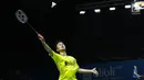 Tunggal putra Indonesia, Anthony Sinisuka Ginting melakukan smesh ke pebulu tangkis Jepang, Kento Momota pada 16 besar Indonesia Open 2018, Istora GBK, Jakarta, Kamis (5/7). Anthony Sinisuka Ginting kalah 14-21, 15-21. (Liputan6.com/Helmi Fithriansyah)