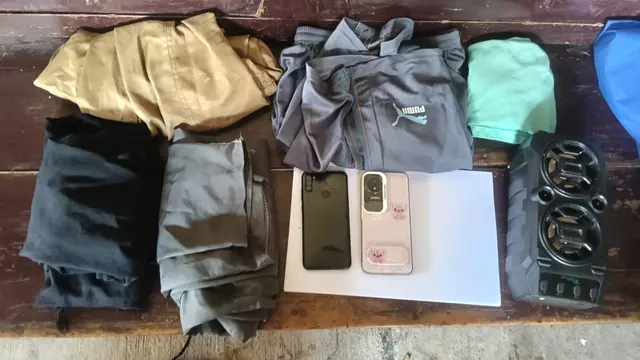 Barang bukti dua unit ponsel dan pakaian yang digunakan tersangka dalam kasus pemerasan modus love scamming.