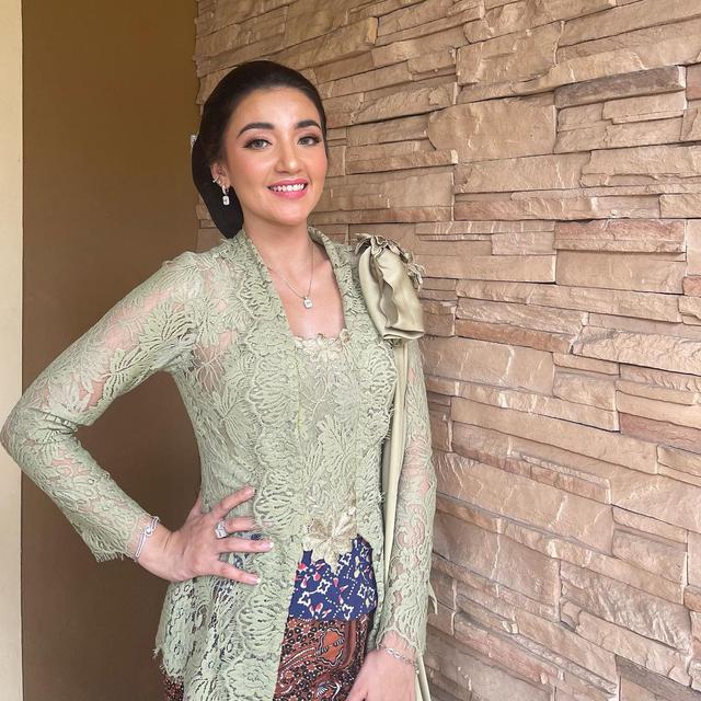Tsania Marwa mengenakan kebaya (Instagram/tsaniamarwa54)